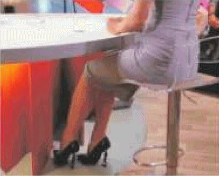 Pamela Anderson, il disastro mondiale in diretta. Sopra così, ma sotto la scrivania... come la beccano