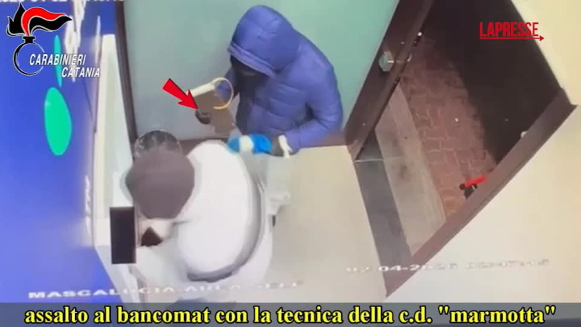 Catania, fanno saltare in aria un bancomat: arrestati un uomo e una donna