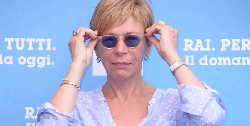 Milena Gabanelli propone una tassa sui versamenti: come vuole punire i risparmiatori