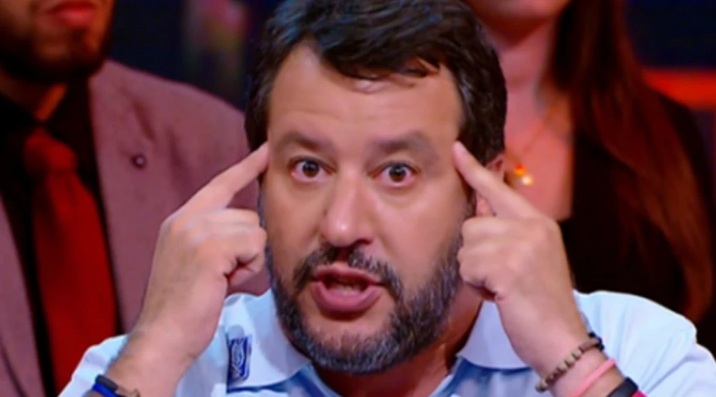 Matteo Salvini all'attacco. "Silvio Berlusconi? Non voglio pensare a scambi di favore col governo su Mediaset"