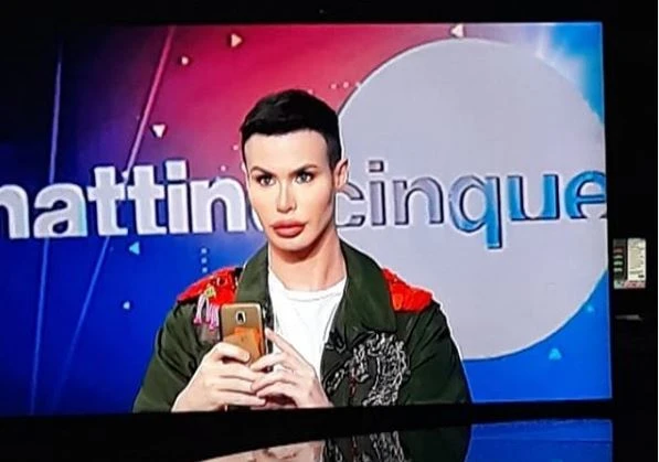 Grande Fratello, il Ken Umano scopre in studio dalla D'Urso il problema di salute: "Gravi effetti collaterali"