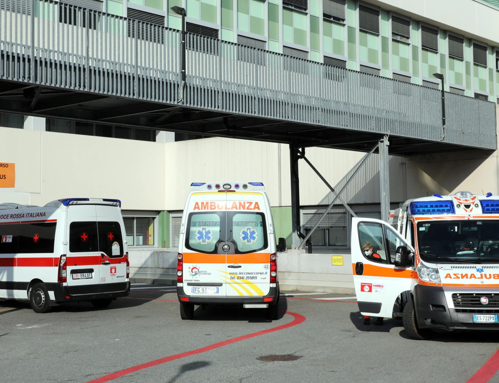 Como, 75enne si spara nel suo letto d'ospedale: è gravissima, mistero sulla pistola