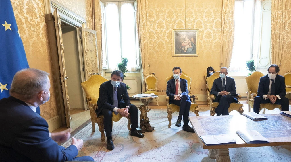 Dpcm, via al vertice tra governo, regioni ed Enti Locali. "Rischio disordini sociali, gente esasperata": lo sfogo di Giuseppe Conte