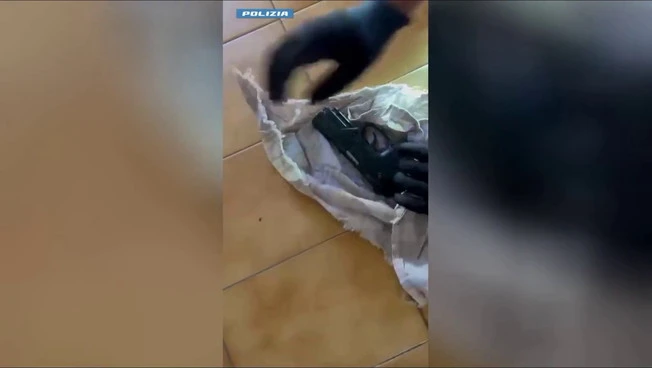 V Sirakuzah v dvigalu odkrili skrito pištolo