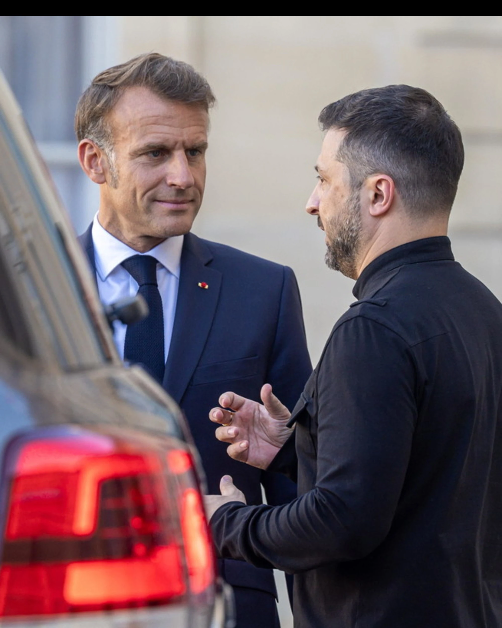 Russia, Zelensky sente Macron: "Fermare i criminali del Cremlino", la situazione precipita
