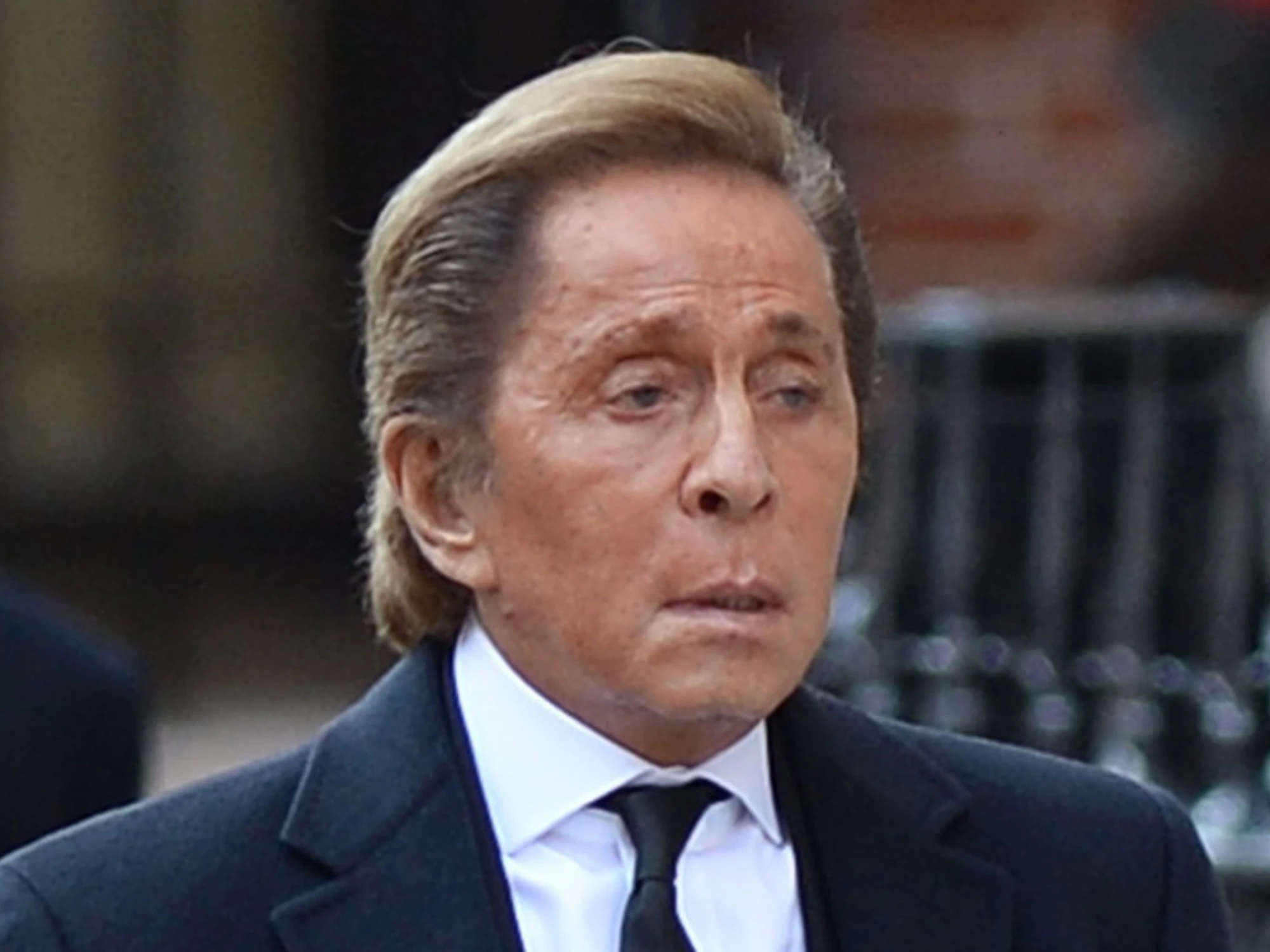 Valentino, banditi irrompono nella sua villa: la sicurezza apre il fuoco