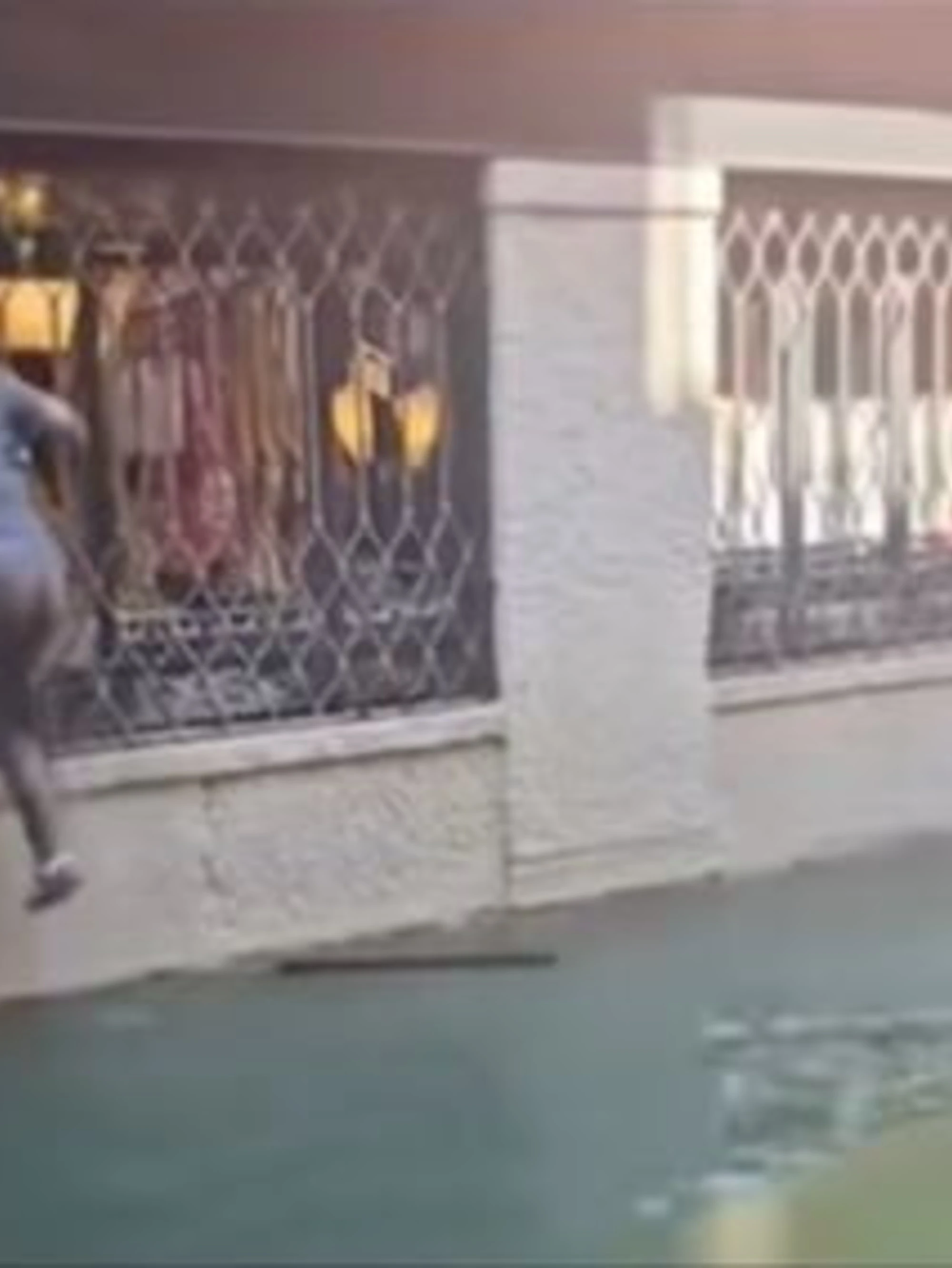 I selfie sulla gondola? Finisce malissimo: cadono in acqua