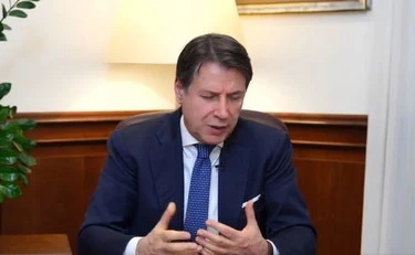 "Perché è andata dai poliziotti?". Conte, il più grave degli insulti a Meloni