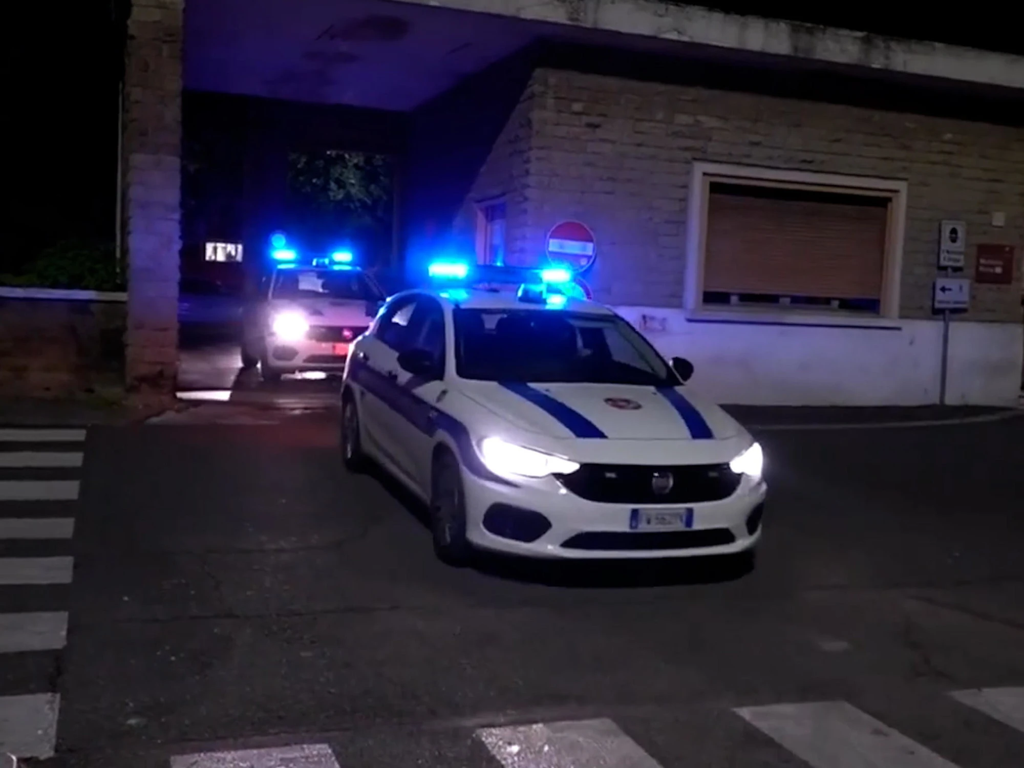 Si finge cieco per incassare la pensione: chiama i vigili nel traffico, finisce male