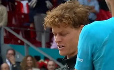 Jannik Sinner, la bottiglia di champagne? Figuraccia in mondovisione