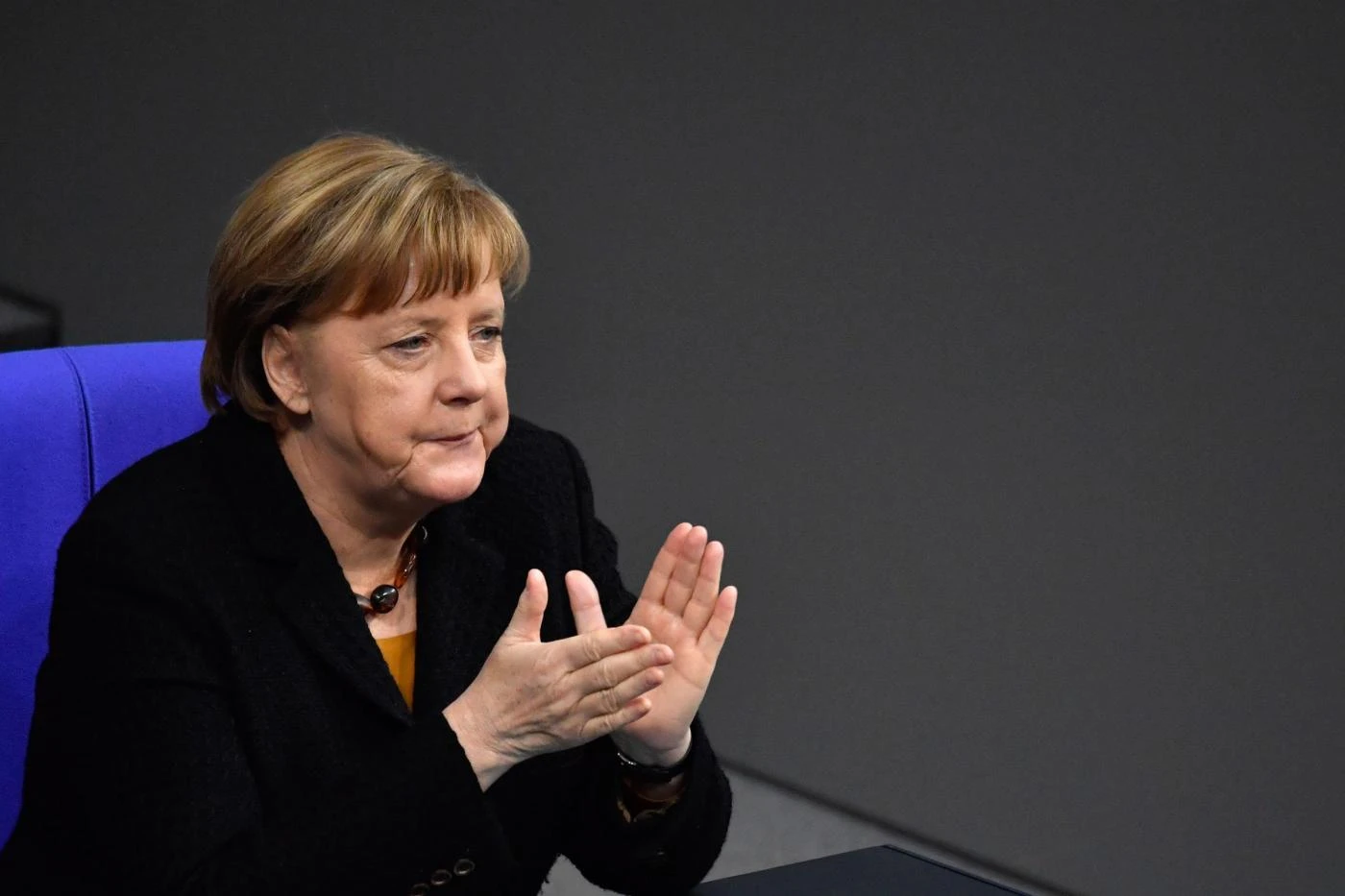 Germania, la Spd dice sì al governo con Angela Merkel: nasce una nuova grande coalizione
