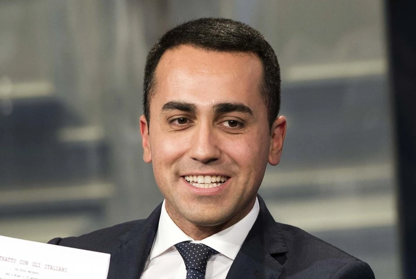 Luigi Di Maio fuori controllo, si smentisce ancora: "Mai alleanze coi partiti che hanno rovinato l'Italia"