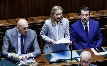 Giorgia Meloni, "non lasceremo mai un'Italia debole": colpo su colpo in aula