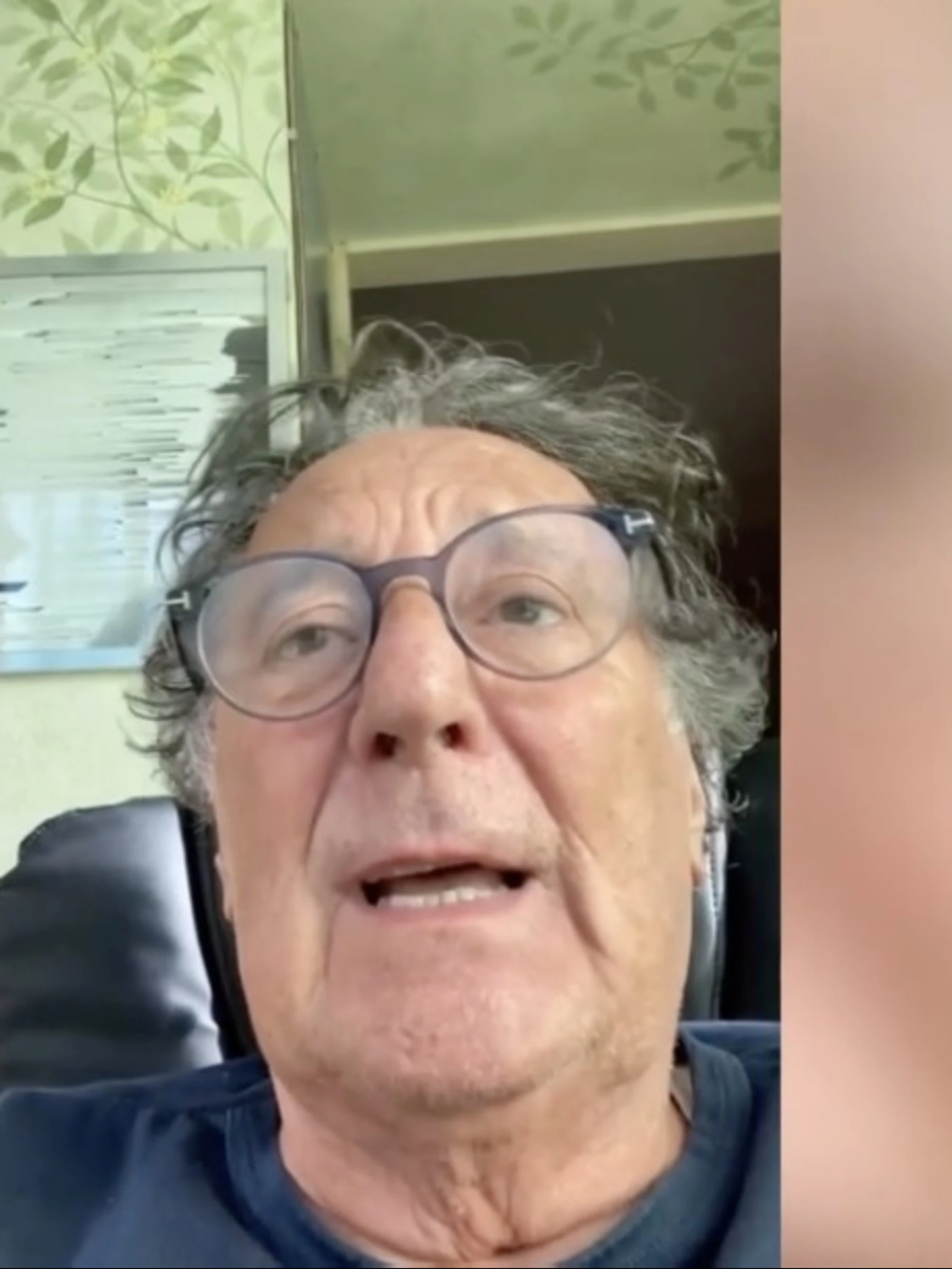 Enzo Iacchetti minacciato di morte: "A che ora ti ammazzo"