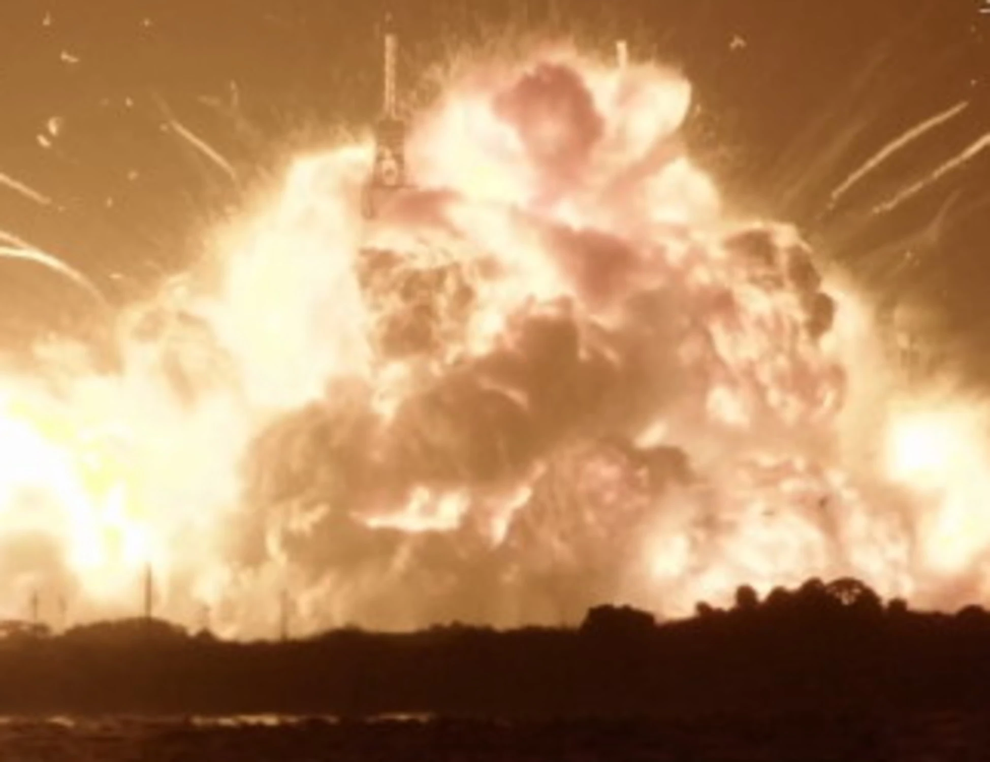 Blue Origin, disastro Bezos: il razzo esplode in rampa di lancio