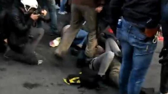Indagato il poliziotto degli scontri di Roma