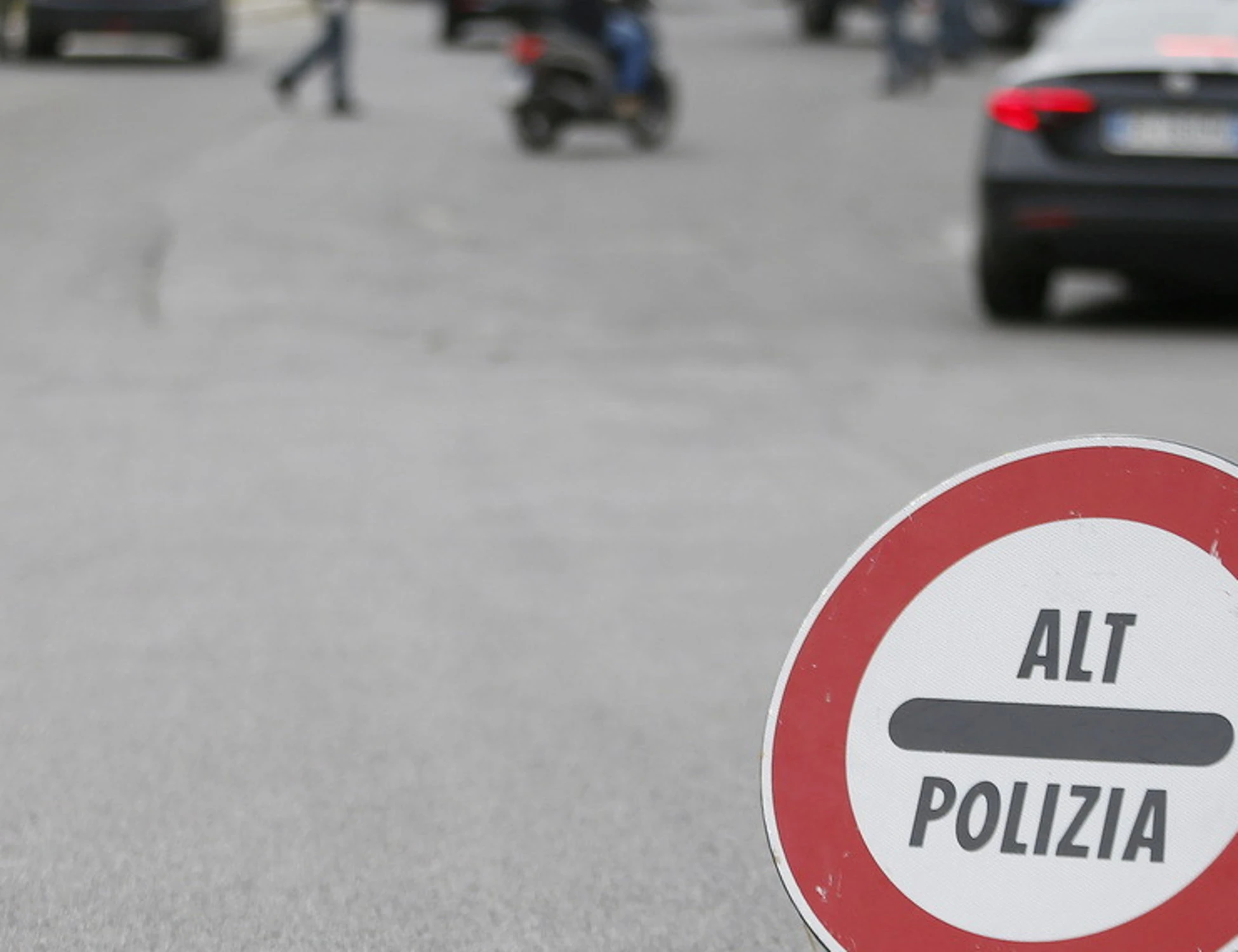 Oristano, ubriaco al posto di blocco: lancia benzina sull'agente e prova a dargli fuoco, arrestato