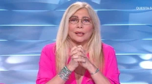 Domenica In, il gesto proibito con cui Mara Venier terremota la Rai: "Me ne sono fregata delle regole"
