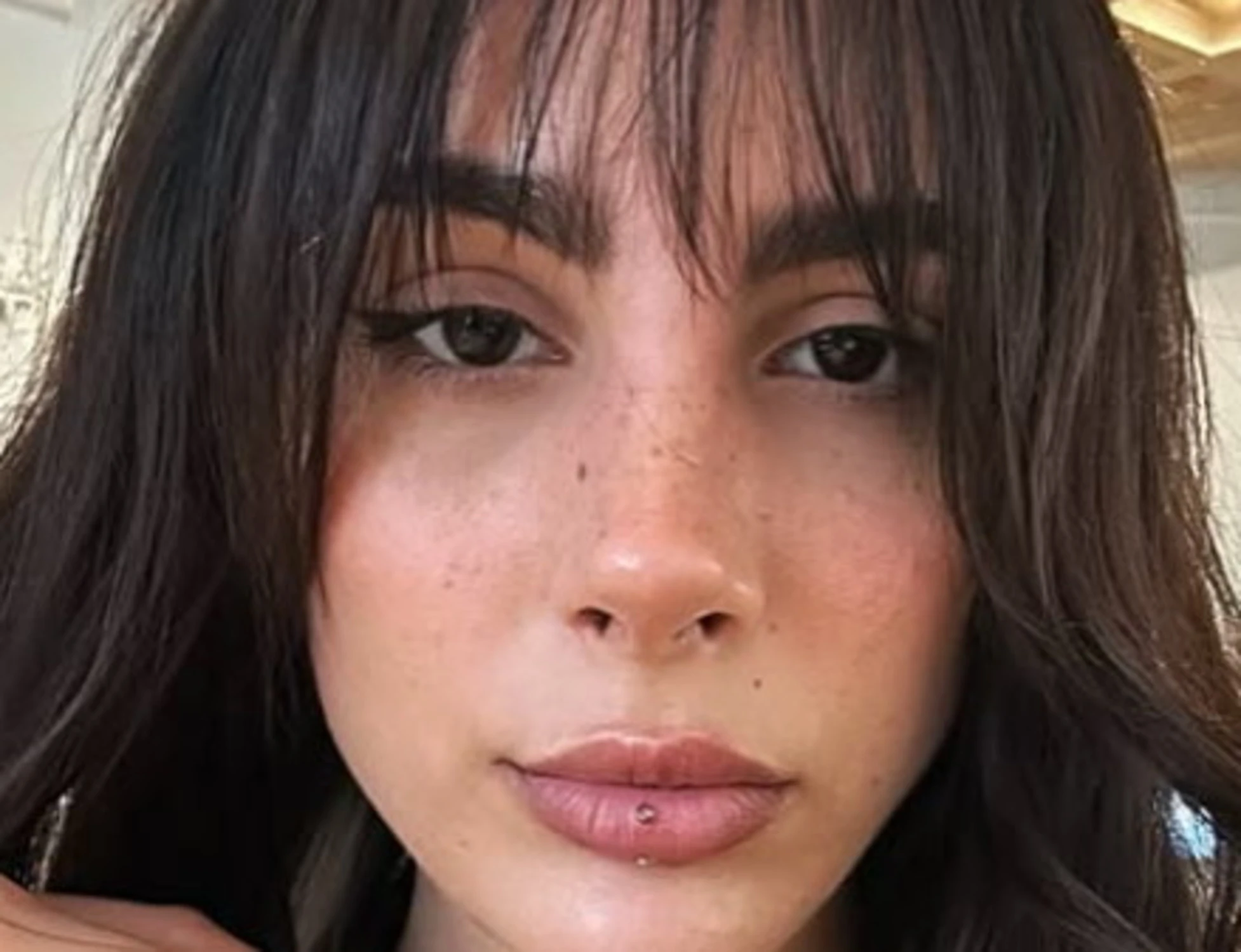 Sanremo 2026, Cleo delle Bambole di Pezza si fa un tatuaggio estremo