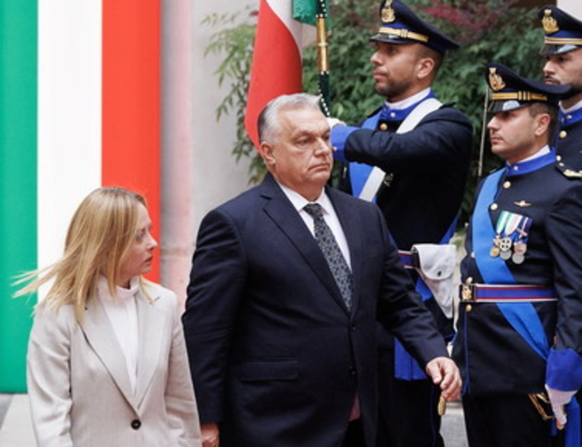 Viktor Orban a Palazzo Chigi, pagliacciata sinistra: come si presenta in piazza Magi