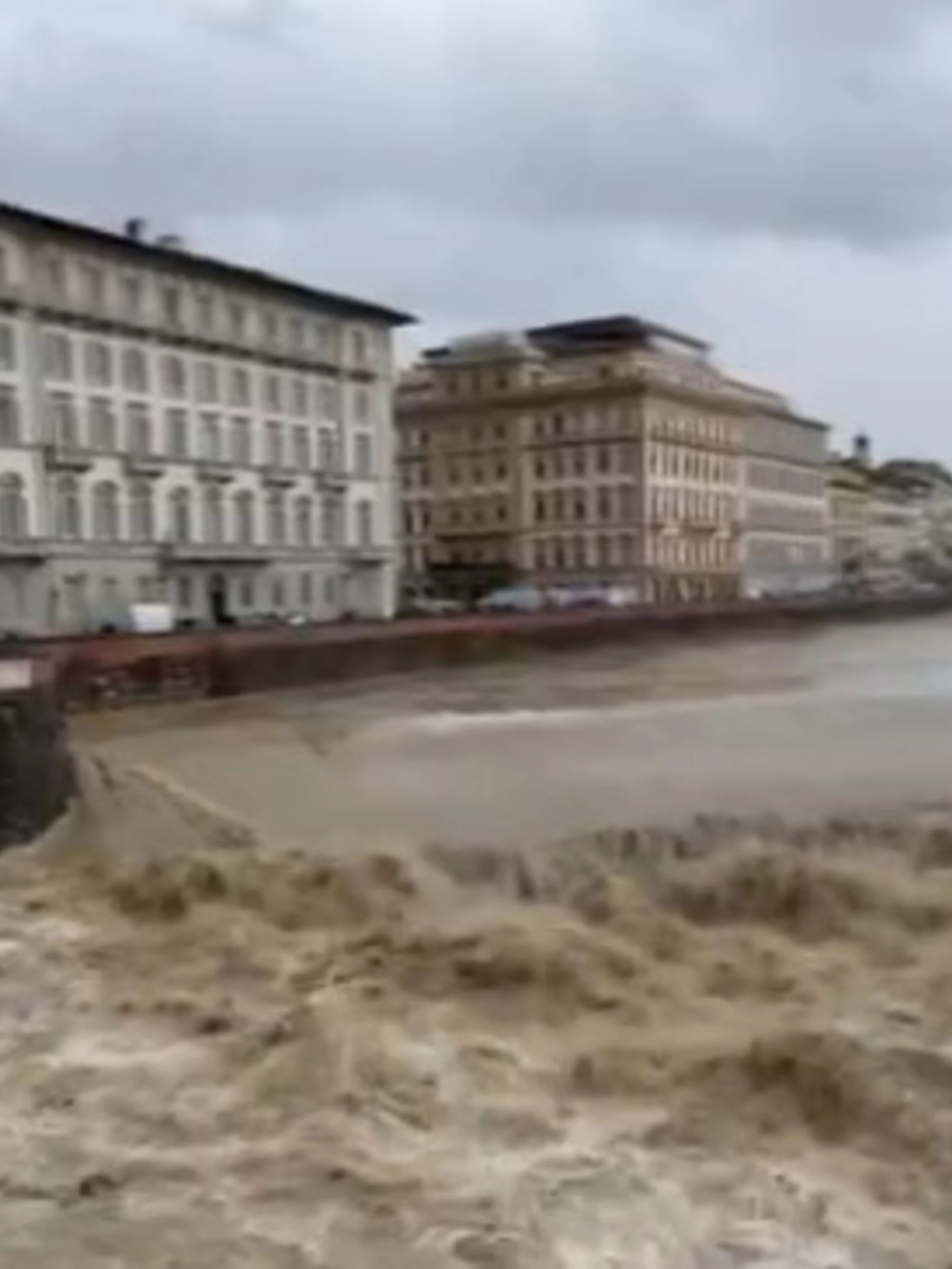 Maltempo, Arno in piena ma il peggio deve venire: paura in Toscana. Situazione critica anche in Emilia Romagna