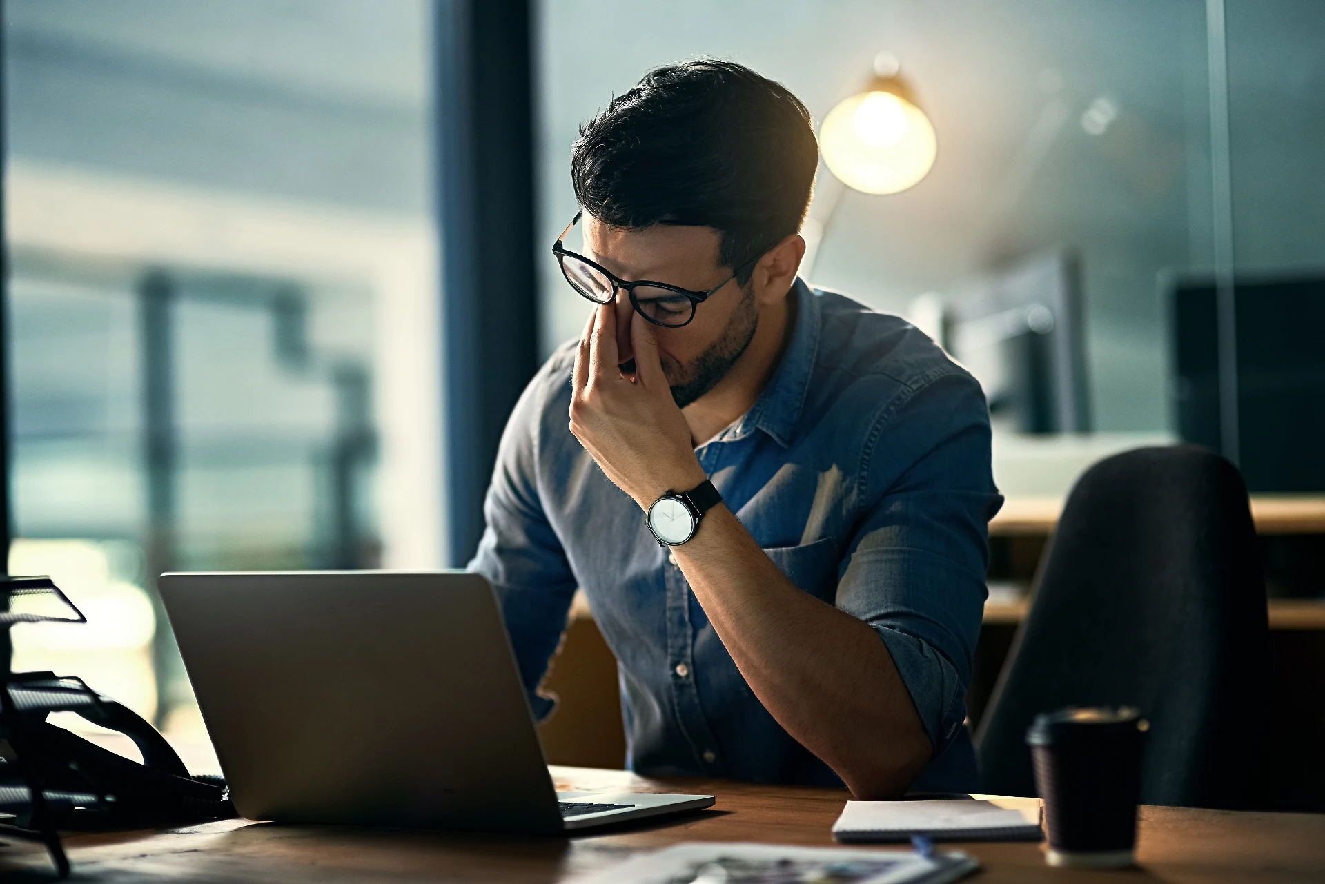 Stress, la sentenza dell'Oms sul burnout: i sintomi della sindrome di chi lavora troppo (o per niente)
