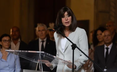 Strage di Bologna, sfregio in piazza alla Bernini: il ministro se ne va