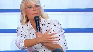 Uomini e donne, "donna di facili costumi?": frase storta, Maria De Filippi massacra il cavaliere