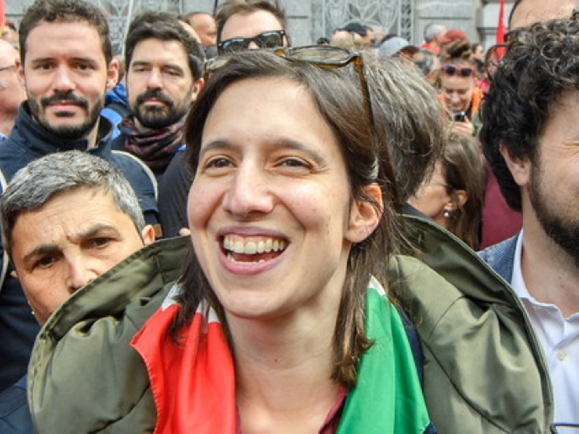 Elly Schlein irrisa dal suo popolo in piazza a Roma