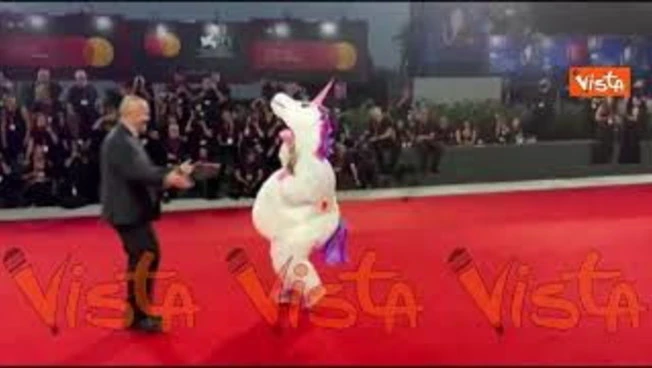 Venezia 83, un unicorno irrompe sul red carpet al Lido