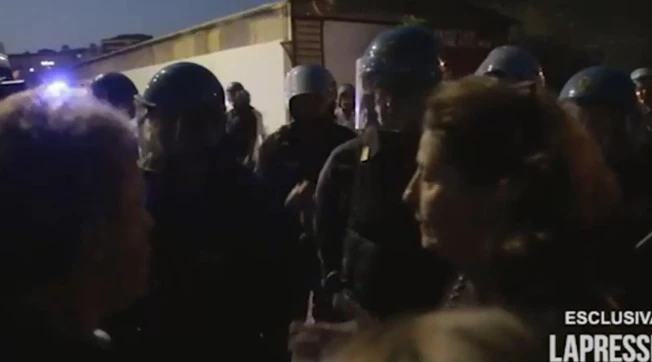Iolanda Apostolico, il secondo video: braccio teso e urla, si scaglia contro i poliziotti