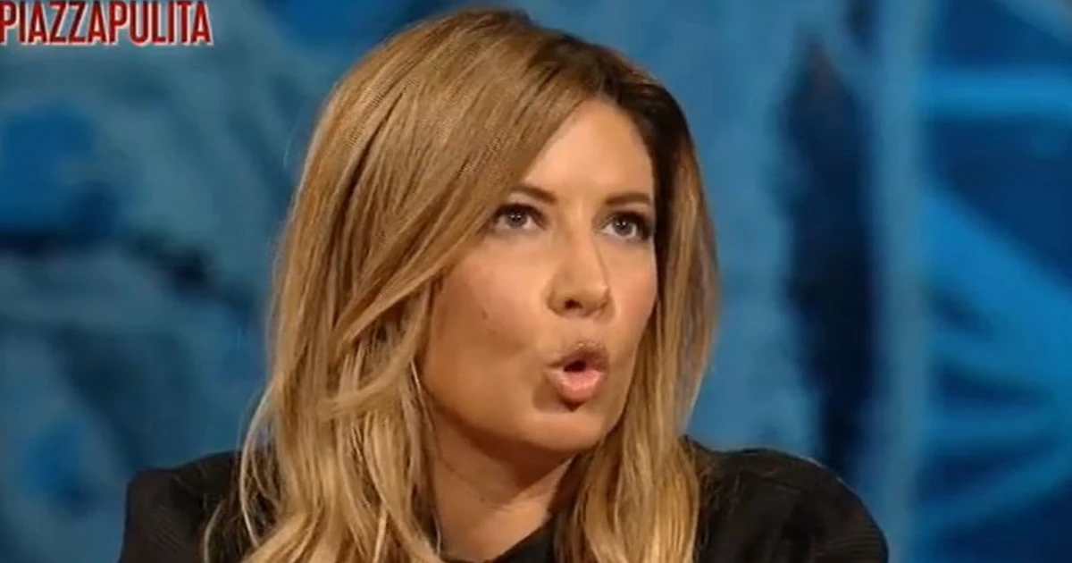 Selvaggia Lucarelli a Piazzapulita: "Un signore ha fatto la pipì sopra la mia foto". Il video che sconvolge anche Formigli