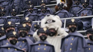 Donald Trump, la foto sconcertante: come si è presentato tra decine di militari, scandalo negli Usa