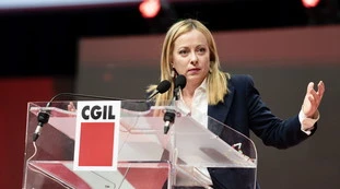 Meloni alla Cgil, Selvaggia Lucarelli: "Un figurone davanti all'orsetto Teddy"