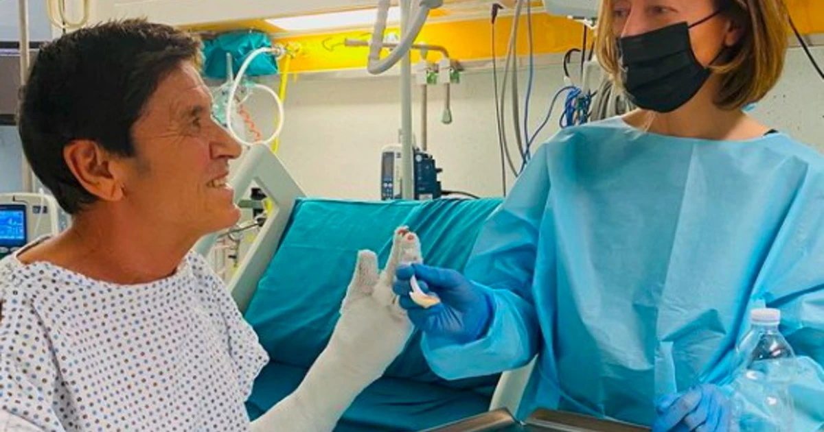 Gianni Morandi, la foto con la moglie in ospedale scatena l'odio: "Perché tu sì?", una rovinosa figura da fessi