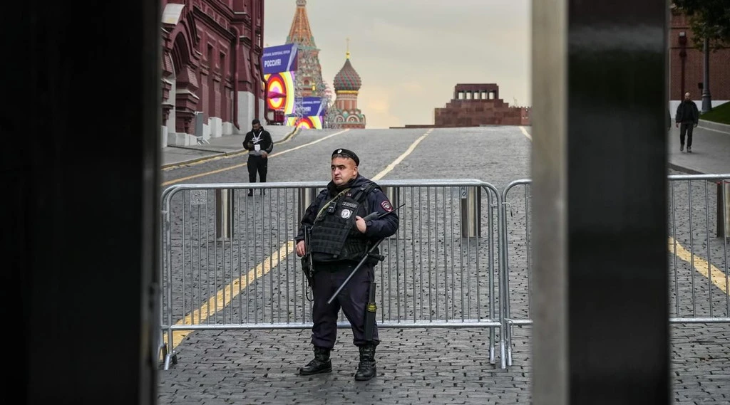 Russia, "solo 7": Putin sempre più solo, clamoroso in Piazza Rossa