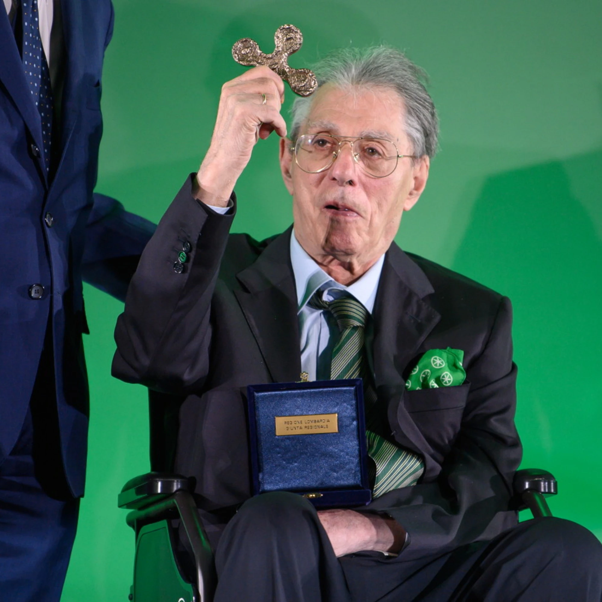 Odio rosso contro Umberto Bossi in tutta la Lombardia