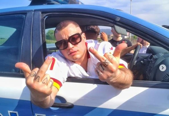 Alfred Hodor, il trapper italo-romeno denunciato dalla polizia: lo sfregio agli agenti, come lo riducono