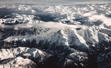 Macron, il piano: centrali nucleari dietro le Alpi, Italia circondata