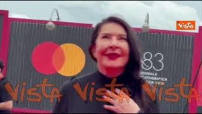Venezia 83, Marina Abramovic sul red carpet con completo pantalone nero e immancabile rossetto rosso