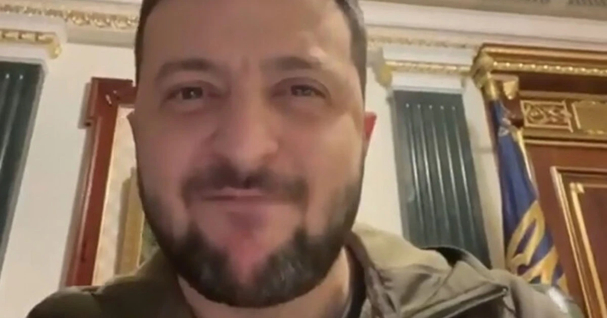 Volodymyr Zelensky, "righe di cocaina davanti a lui": il video che scatena l'ultima vergogna contro il premier 