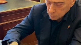 Silvio Berlusconi, "eccomi qua": la foto con cui fa impazzire la sinistra
