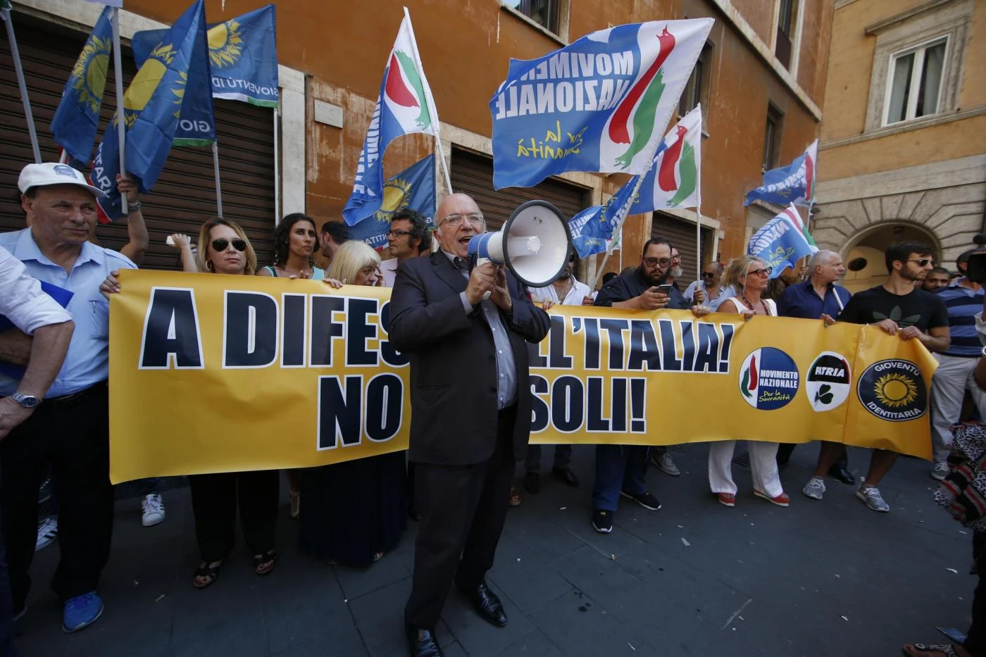 Francesco Storace contro la Lamorgese: "Cordone di polizia per impedire l'accesso al sit-in contro il governo"
