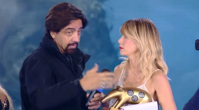 Isola dei famosi, l'incursione di Valerio Staffelli alla finale: il colpo di genio, bacia Francesca Cipriani