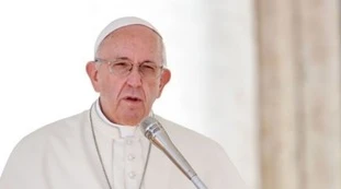 Papa Francesco complottista sul coronavirus: "Chi fomenta il popolo. Il vaccino? C'è chi vuole venderlo agli amici"