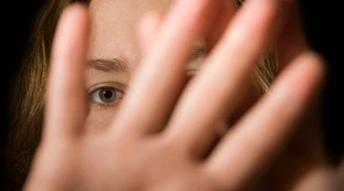 Roma, due ragazze stuprate nel sonno dopo una festa: caso sconcertante, chi è uno degli accusati