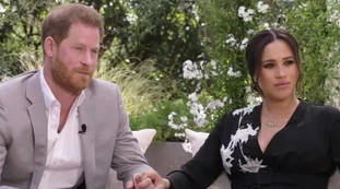 Meghan Markle e Harry, ecco come firmano (ora) le loro lettere: l'ultimo impensabile sfregio alla Regina Elisabetta