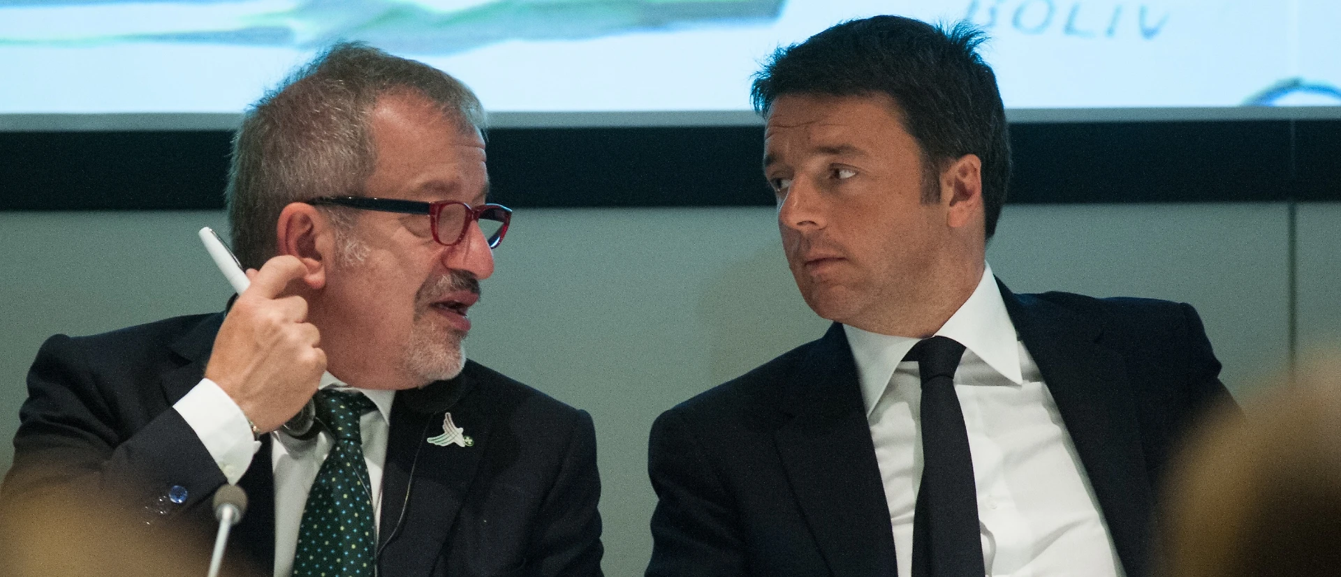 Matteo Renzi e Roberto Maroni, il sospetto di MinzolinI: due inchieste perché sono nemici di Giuseppe Conte?