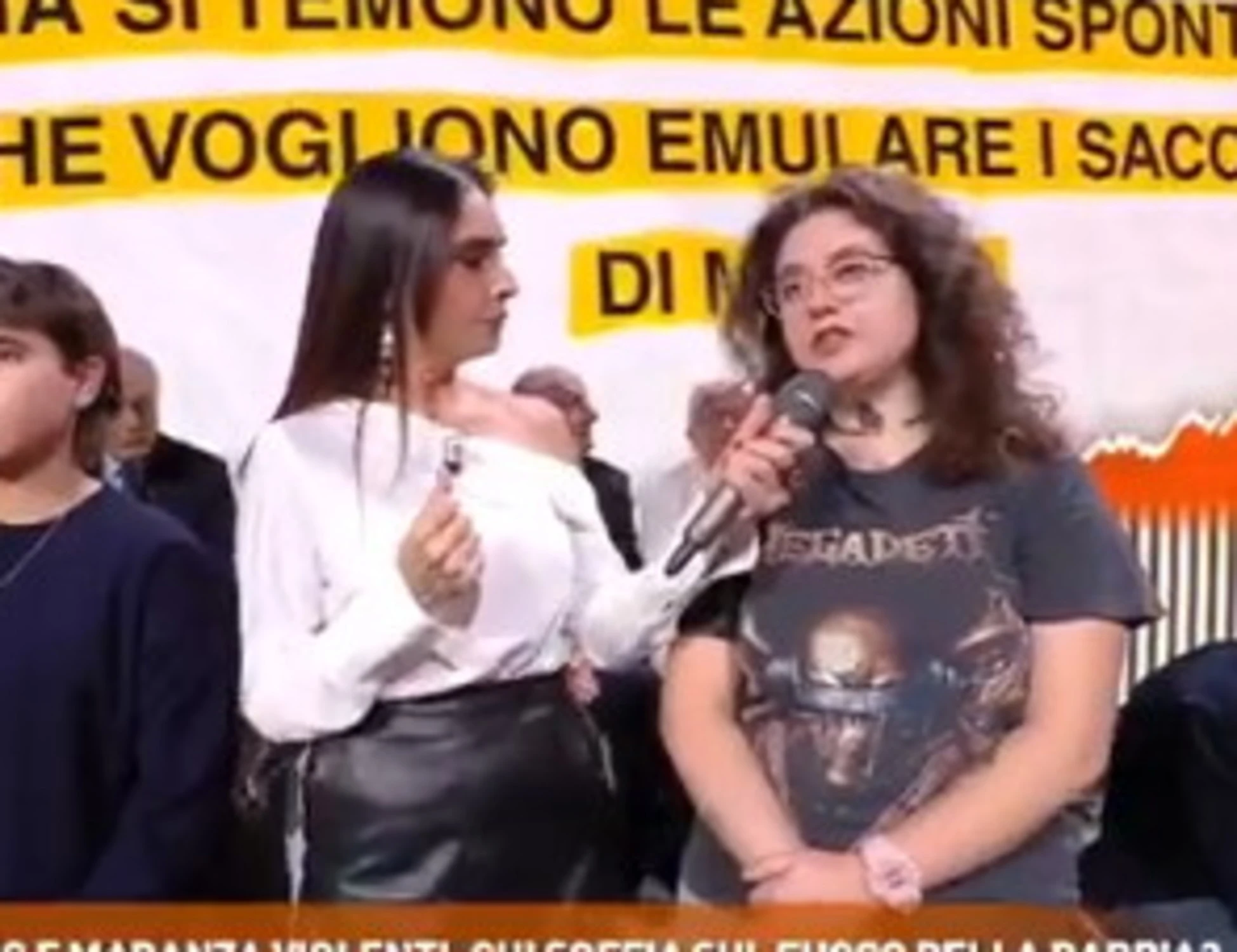 Dritto e rovescio, l'attivista rossa: "Violenza necessaria, è bene che abbiate paura"