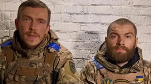 Battaglione Azov, il video brutale contro i soldati ucraini: "Avete scelto la via della vergogna". Mariupol, caos totale